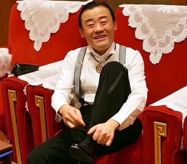 从万人捧到人人骂，“消失”已久的周立波，早走上一条“不归路”
